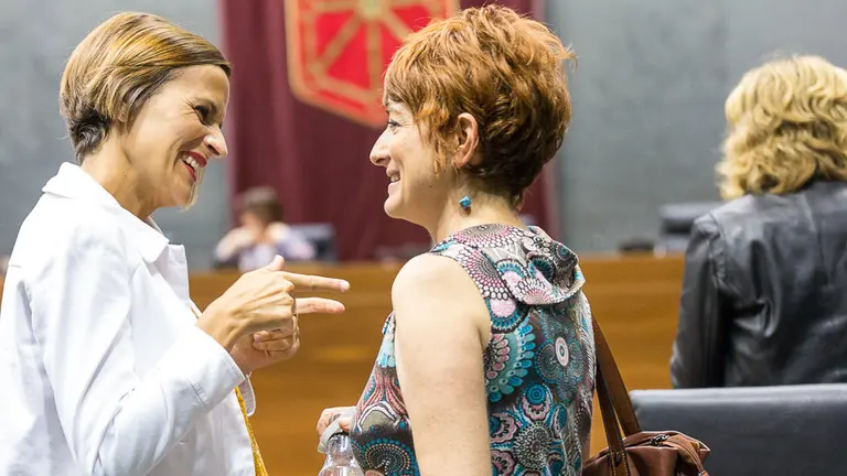 Pleno del Parlamento de Navarra. María Chivite y Bakartxo Ruiz (02). IÑIGO ALZUGARAY