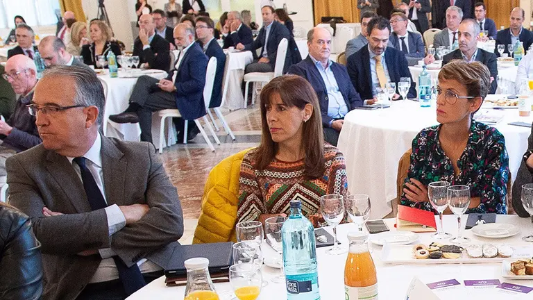 Los candidatos a la alcaldía de Pamplona Enrique Maya, de Navarra Suma, y Maite Esporrín, del PSN, y la candidata socialista a la presidencia del Gobierno foral, María Chivite, asisten a un encunetro empresarial en plenas negociaciones de formación de Gobierno. EFE / Iñaki Porto