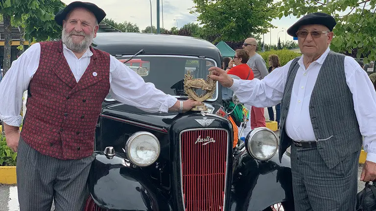 Los propietarios del Austin Ruby de 1935 que se llevó el premio al coche más antiguo de la concentración posan con el galardón en el encuentro de vehículos clásicos ASOCIACIÓN VEHÍCULOS CLÁSICOS SAN FERMÍN