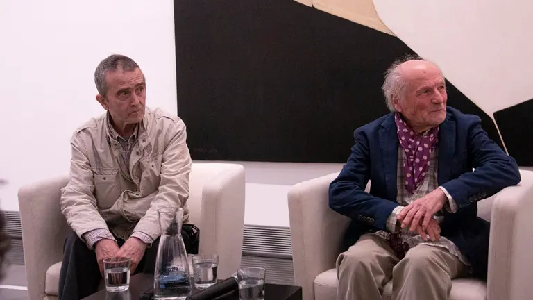 Antonio López con los medios con motivo del taller de pintura. NOEMÍ VERA  _1