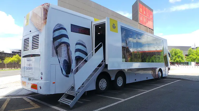 Imagen de la unidad móvil de Correos Market que muestra parte del catálogo que los productores navarros ya venden de forma online gracias a esta plataforma de envío CORREOS