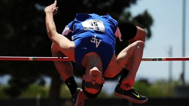 Un atleta durante una prueba de salto de altura ARCHIVO