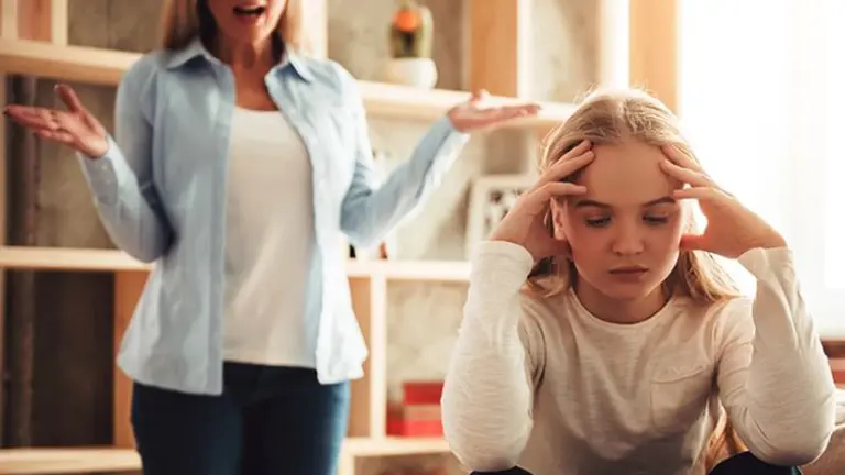 Imagen de una niña enfadada con su madre ARCHIVO
