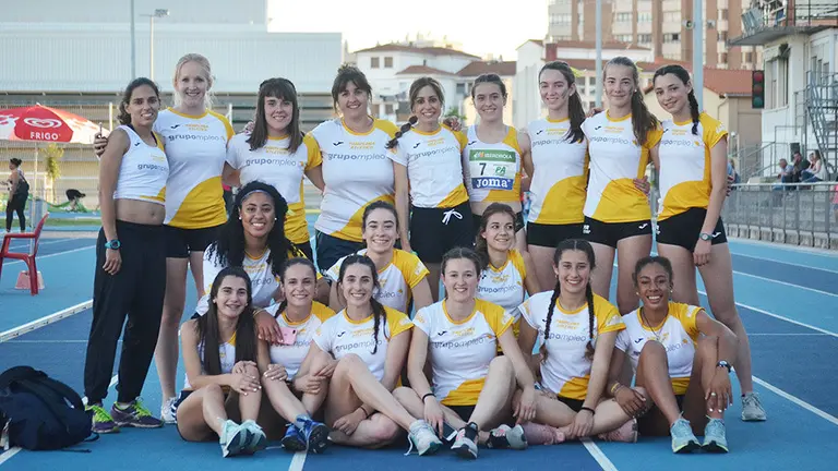 Imagen del equipo Pamplona Atlético femenino en el estadio Larrabide. Cedida.