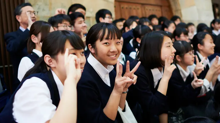 La sociedad gastronómica Gazteluleku homenaje a La Pamplonesa con motivo del centenario de la banda de música 1