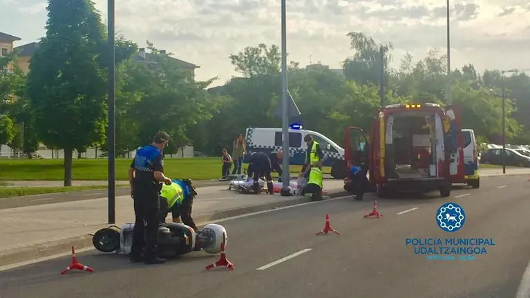 Policía y bomberos atienden una salida de vía de un ciclomotor en Mendillorri. POLICÍA MUNICIPAL DE PAMPLONA