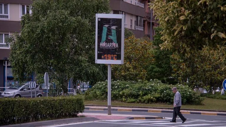 Un termómetro marca temperaturas frescas en la capital navarra. NOEMÍ VERA (3)