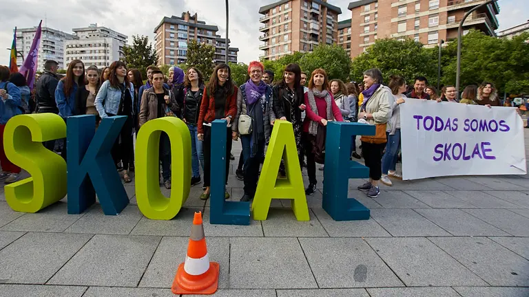 Concentración a favor del programa educativo Skolae y en contra de que cinco redactoras y cinco tutoras hayan sido llamadas a declarar. IÑIGO ALZUGARAY