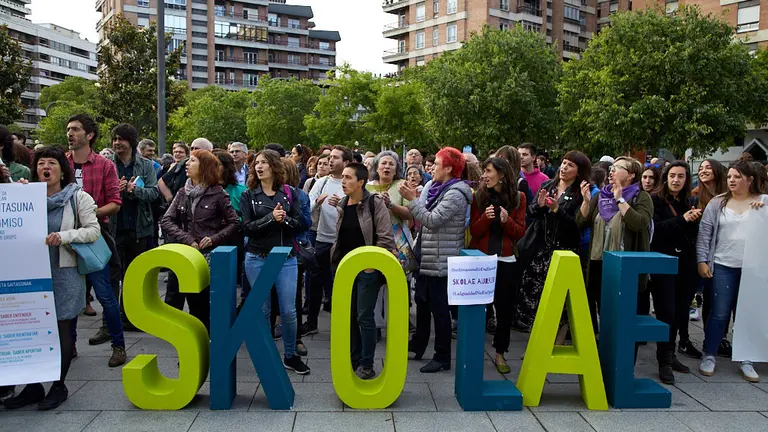 Concentración a favor del programa educativo Skolae y en contra de que cinco redactoras y cinco tutoras hayan sido llamadas a declarar. IÑIGO ALZUGARAY