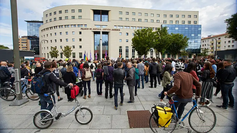 Concentración a favor del programa educativo Skolae y en contra de que cinco redactoras y cinco tutoras hayan sido llamadas a declarar. IÑIGO ALZUGARAY
