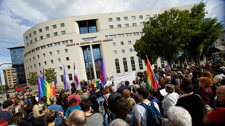 Concentración a favor del programa educativo Skolae y en contra de que cinco redactoras y cinco tutoras hayan sido llamadas a declarar. IÑIGO ALZUGARAY