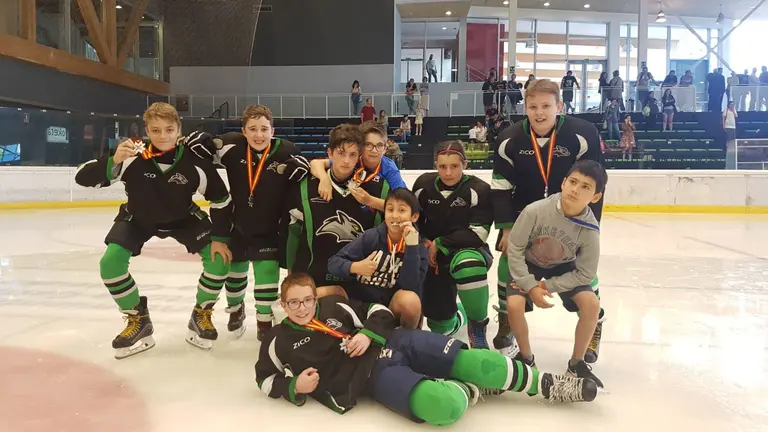 Foto de los navarros del club hielo huarte cedidos al bipolo CEDIDA