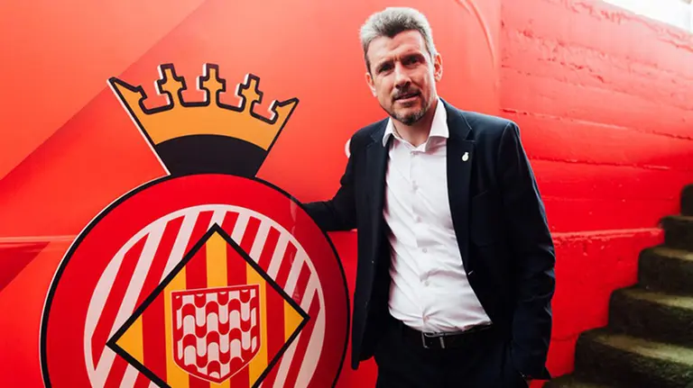 Juan Carlos Unzué posa junto al escudo del equipo catalán. @GironaFC.