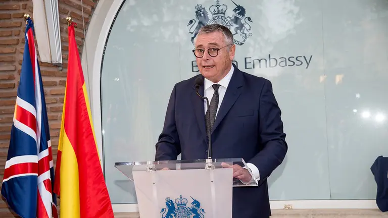 Michael Robinson agradece la concesión del premio. @FundHispBrit.