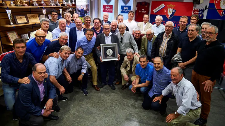 Los veteranos de Osasuna le entregan un placa al presidente del club, Luis Sabalza. MIGUEL OSES