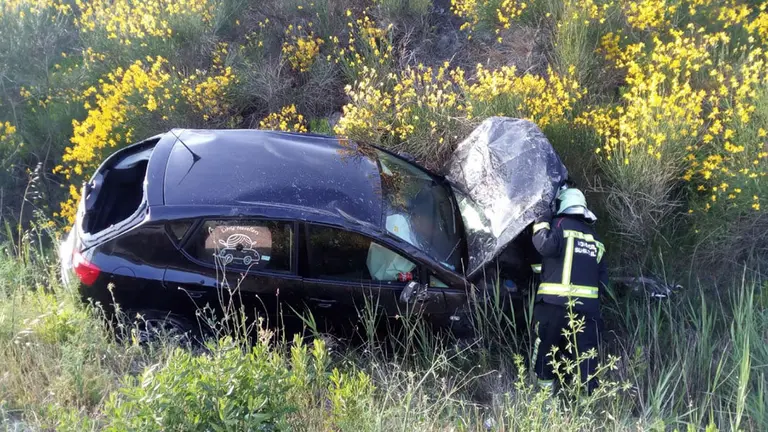 Imagen de la salida de vía en la AP-15 entre Zizur y Esquiroz. BOMBEROS DE NAVARRA