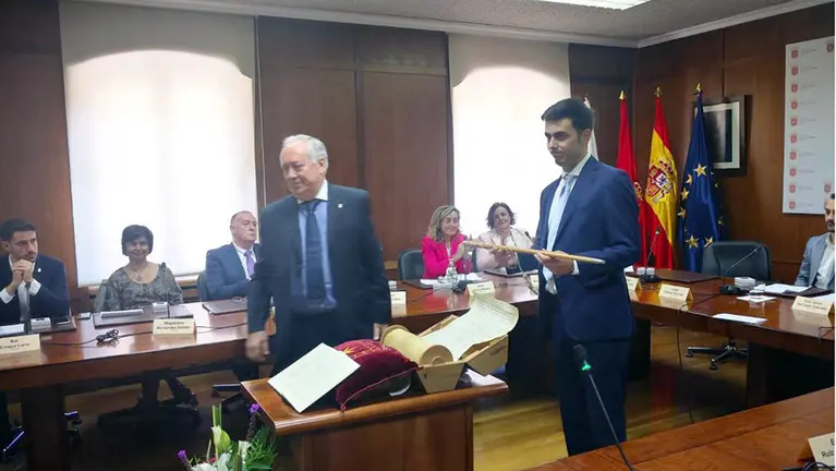 Gonzalo Fuentes (Navarra Suma), nuevo alcalde de Estella, recoge la vara de mando del consistorio.