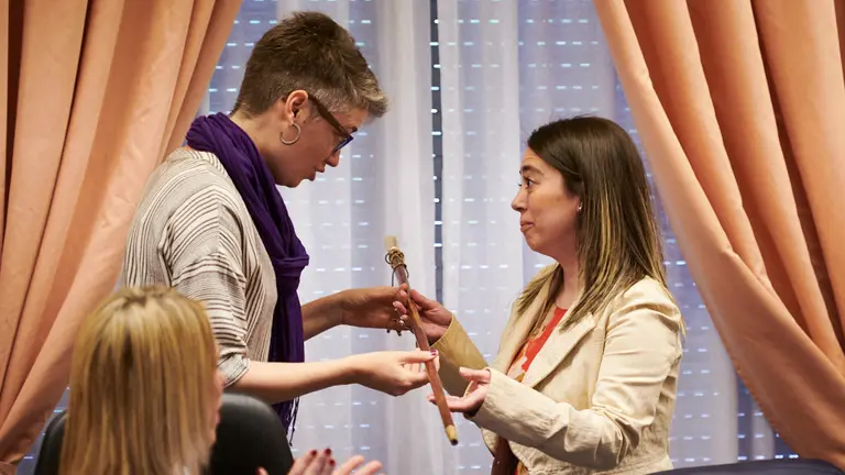 Entrega de la vara de mando por parte de Eh Bildu a Navarra SUma en el Ayuntamiento de Barañain. PABLO LASAOSA