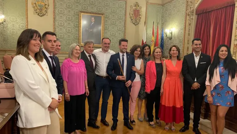 El nuevo alcalde de Tudela, Alejandro Toquero (Navarra Suma) posa junto al resto de su equipo de gobierno. NAVARRA SUMA