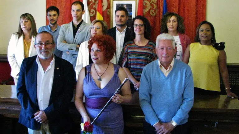 La nueva corporación de Olite, con Maite Garbayo en el centro con la vara de mando, tras la consititución del consistorio. EL OLITENSE