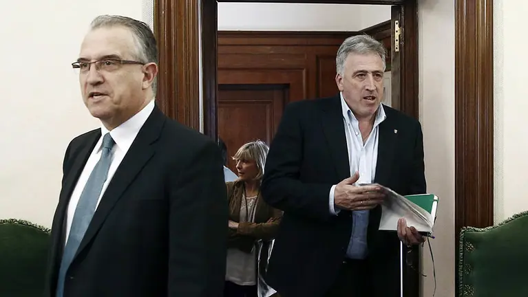 El alcalde de Pamplona, Joseba Asirón (d), y los concejales de UPN, Enrique Maya (i) y Maria Caballero (c) entran al salón de plenos del Ayuntamiento que celebra esta tarde una sesión plenaria en la que se debatirán varias propuestas de los grupos sobre del desarme de ETA. EFE/Jesus Diges