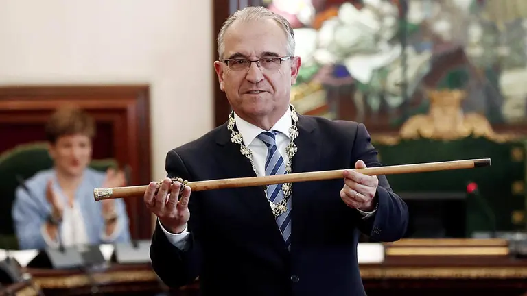 GRAFCAV5382. PAMPLONA (NAVARRA), 15/06/2019.- El candidato de la plataforma Navarra Suma (UPN, PP y Ciudadanos), Enrique Maya, es desde este sábado el alcalde de Pamplona al recibir en el pleno de constitución del ayuntamiento los únicos votos de su grupo, mientras que EH Bildu y PSN se han votado a sí mismos y Geroa Bai a la formación abertzale. En la imagen Maya con la "makila" bastón de mando, tras ser elegido alcalde sustituyendo en el cargo a Joseba Asiron de EH Bildu. EFE/ Jesús Diges