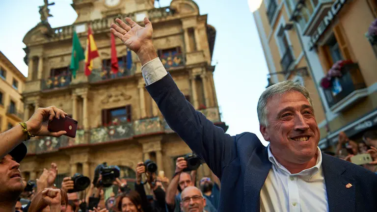 Joseba Asirón, Bildu, a su salida del Ayuntamiento de Pamplona. MIGUEL OSÉS