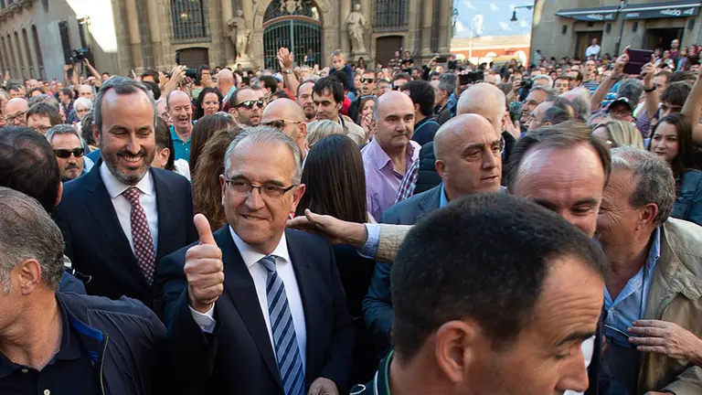 GRAFCAV5392. PAMPLONA (NAVARRA), 15/06/2019.- El alcalde de Pamplona, Enrique Maya (i), sale del Ayuntamiento tras la formación del mismo. EFE/Iñaki Porto.