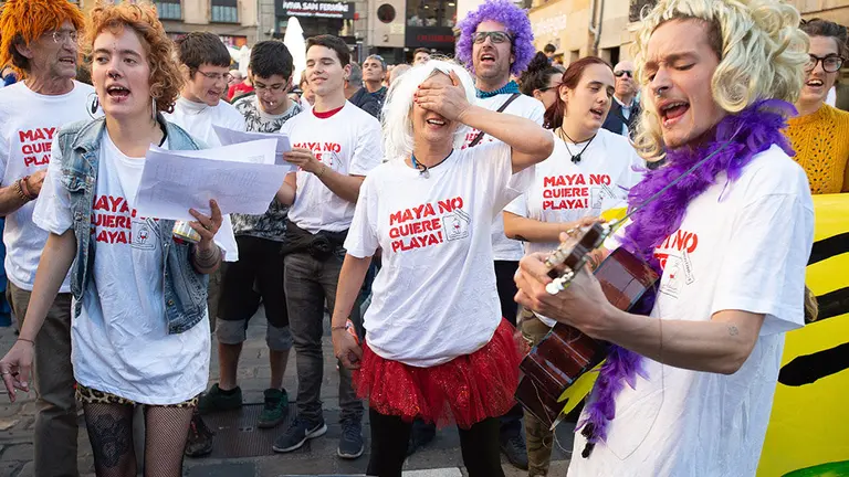 GRAFCAV5389. PAMPLONA (NAVARRA), 15/06/2019.- Un grupo de personas se manifiestan en contra del alcalde Enrique Maya de Navarra Suma en la Plaza del Ayuntamiento tras la celebración del Pleno de constitución del mismo. EFE/Iñaki Porto.