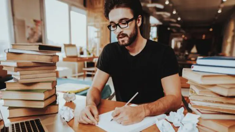 Un guionista trabaja en su oficina ARCHIVO
