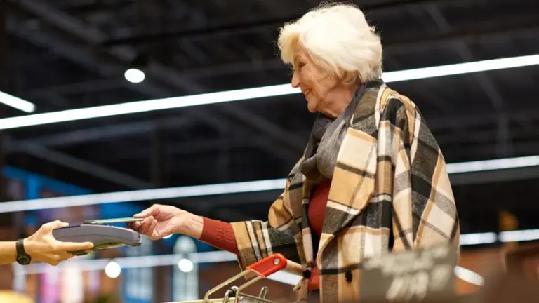 Una mujer mayor realiza la compra en un supermercado ARCHIVO