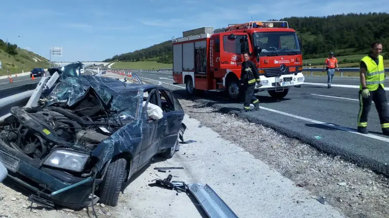 Imagen de un accidente de tráfico por salida de vía en la A-21 TWITTER BOMBEROS
