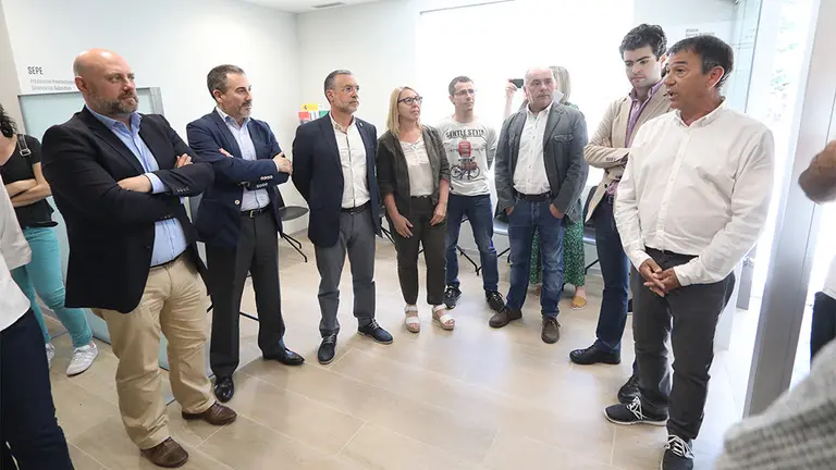 La visita a una de las salas de la nueva oficina de empleo de Alsasua. CEDIDA