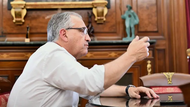 Enrique Maya, alcalde de Pamplona, el primer día de trabajo tras regresar al despacho de primer edil en el consistorio. PABLO LASAOSA