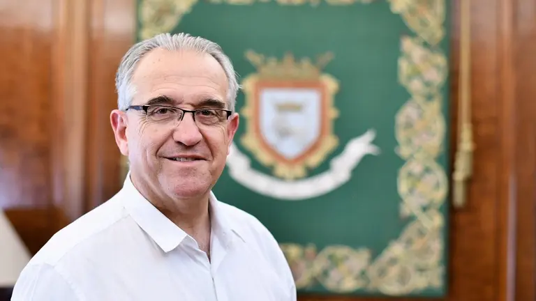 Enrique Maya, alcalde de Pamplona, el primer día de trabajo tras regresar al despacho de primer edil en el consistorio. PABLO LASAOSA
