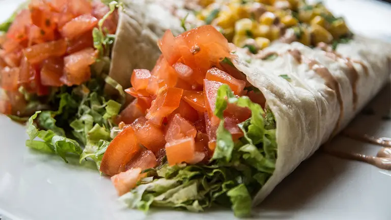 Burrito relleno de diversos ingredientes. ARCHIVO