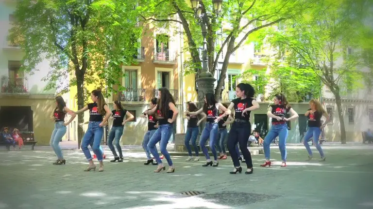 La escuela Danza El Juncal presemta la segunda edición del flash mob de Flamenco On Fire YOUTUBE