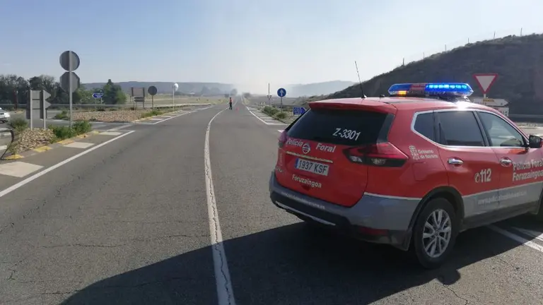 La NA115 cortada por una quema de rastrojos que se ha descontrolado. POLICÍA FORAL