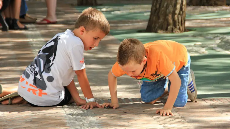 Dos niños jugando ARCHIVO