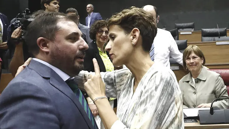 GRAFCAV5506. PAMPLONA (NAVARRA), 19/06/2019.- La socialista, María Chivite (d), felicita al nuevo presidente del Parlamento de Navarra, Unai Hualde (i), de Geroa Bai, este miércoles durante la sesión constitutiva del Parlamento de Navarra con la que da comienzo la X Legislatura, un trámite de gran relevancia en el que se elige a la presidencia y a la Mesa que gobernarán la institución durante los próximos cuatro años. EFE/ Jesús Diges.