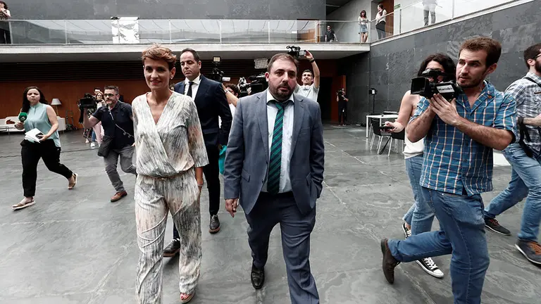 GRAFCAV5498. PAMPLONA (NAVARRA), 19/06/2019.- La portavoz del Grupo Socialista en el Parlamento de Navarra, María Chivite (c), junto a Ramón Alzórriz (c, detrás) del PSN, y a Unai Hualde (d), de Geroa Bai, se retiran a déliverar durante su participación este miércoles en la sesión constitutiva del Parlamento de Navarra con la que da comienzo la X Legislatura, un trámite de gran relevancia en el que se elige a la presidencia y a la Mesa que gobernarán la institución durante los próximos cuatro años. EFE/ Jesús Diges.