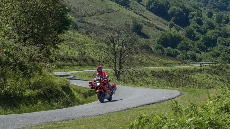 Un agente participa en el curso de perfeccionamiento de conducción de motos de gran cilindrada POLICÍA FORAL