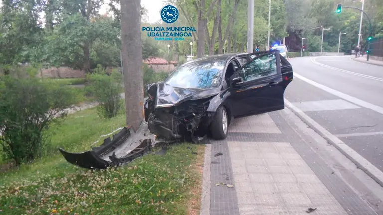 Salida de vía y choque contra un árbol en la calle Magdalena de Pamplona. POLICÍA MUNICIPAL DE PAMPLONA