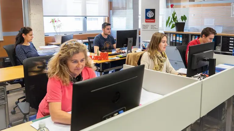 Varias personas trabajando en una oficina en el Colegio de Ingenieros Industriales de Navarra CEDIDA