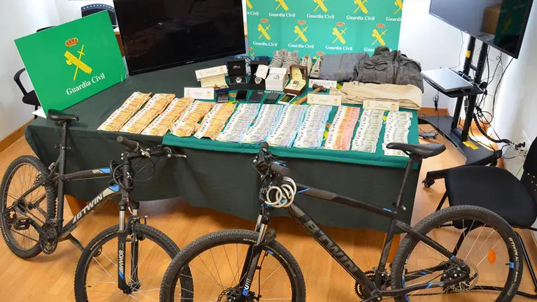 El botín incautado por la Guardia Civil a los presuntos atracadores GUARDIA CIVIL