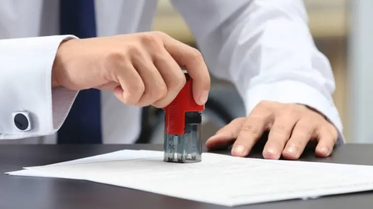 Un funcionario trabajando en una oficina ARCHIVO