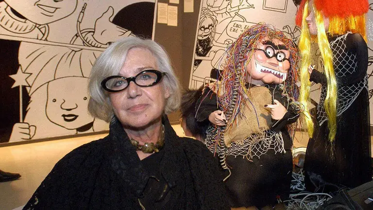 La desaparecida Lolo Rico, directora de La bola de cristal, junto con parte del atrezzo del histórico programa de Televisión Española Archivo EFE