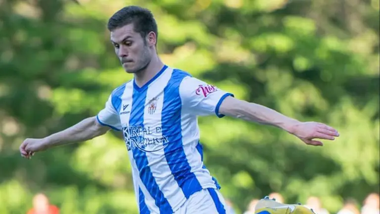 Pablo Ruiz en acción con el Náxara riojano.