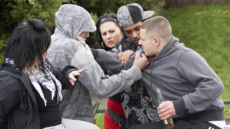 Un grupo de jóvenes inicia una pelea influenciados por el alcohol tras participar en un botellón durante una fiesta ARCHIVO