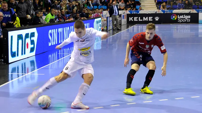 Unai Martínez en acción con el Ribera Navarra ante Osasuna Xota en el Anaitasuna. Cedida.